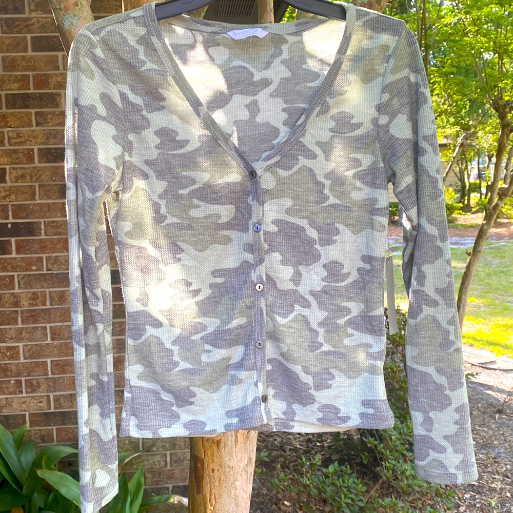 Camo top v neck size S NWT
